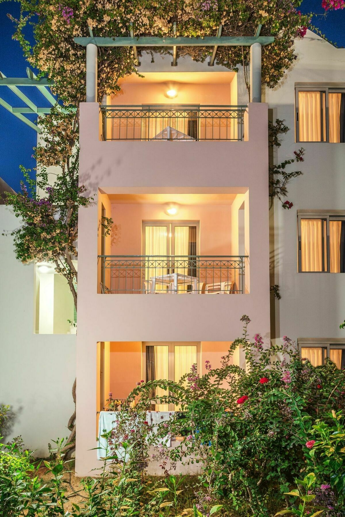 קאטו דרטסו Lotus Hotel Apartments מראה חיצוני תמונה