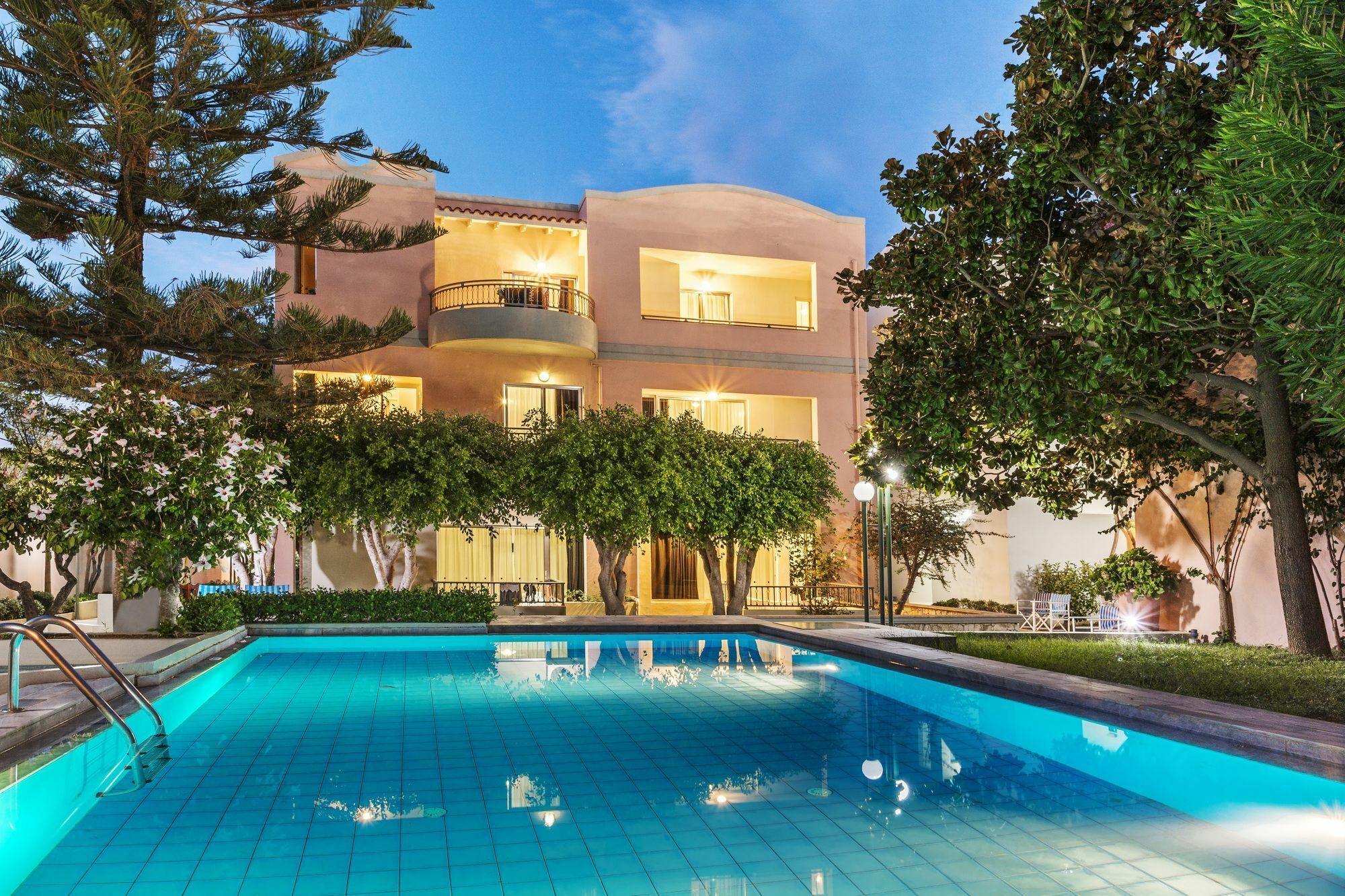 קאטו דרטסו Lotus Hotel Apartments מראה חיצוני תמונה