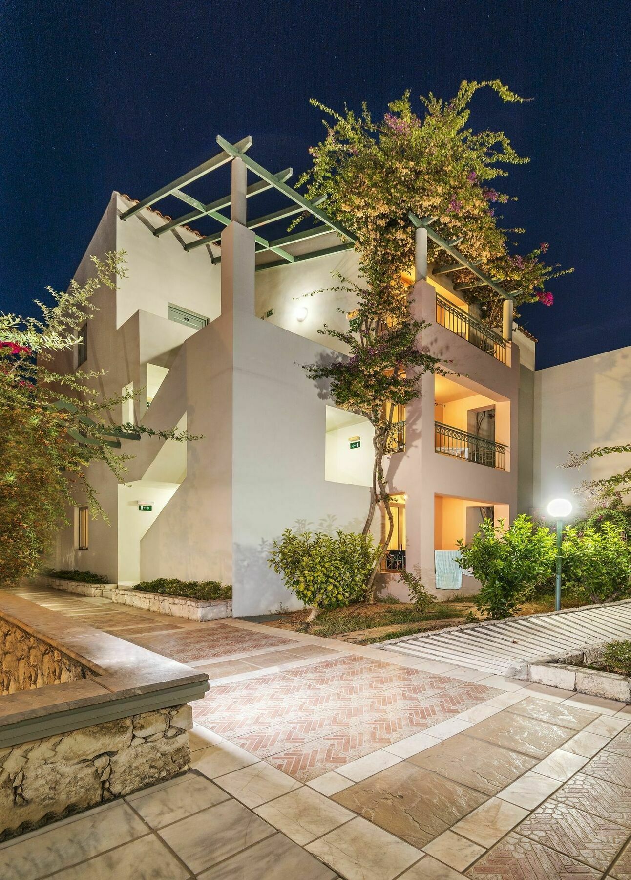 קאטו דרטסו Lotus Hotel Apartments מראה חיצוני תמונה